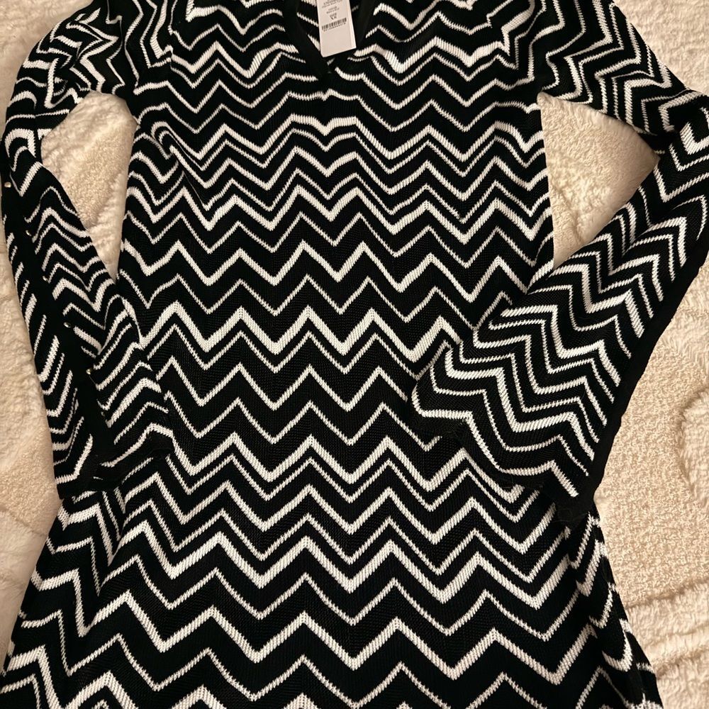 White House Black Market Black & White Chevron V‑Neck Long Sleeve Dress